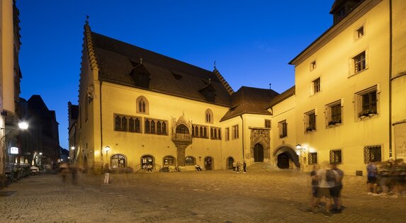 Blick auf das Alte Rathaus in Abenddämmerung