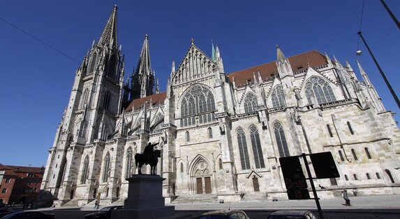 Seitenansicht vom Dom St. Peter 
