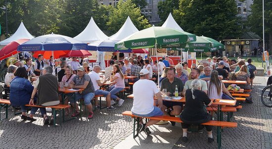 ©RTG Menschen, die auf Bierbänken sitzen und feiern